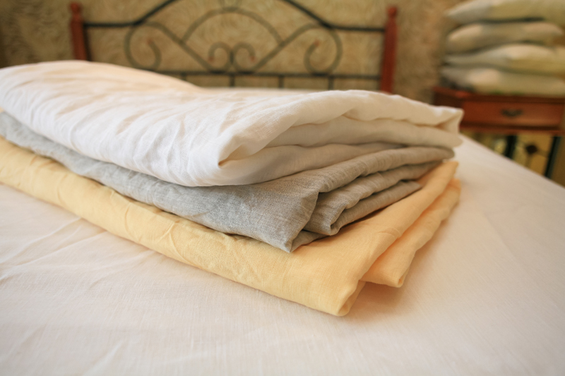 Fitted linen bed sheets