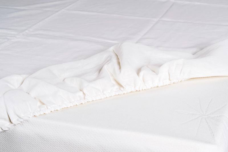 Fitted linen bed sheet